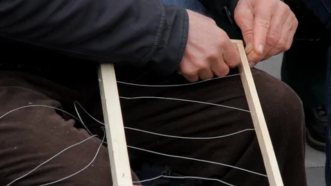 Wiring through the frames in beekeeping 動画素材 89886911