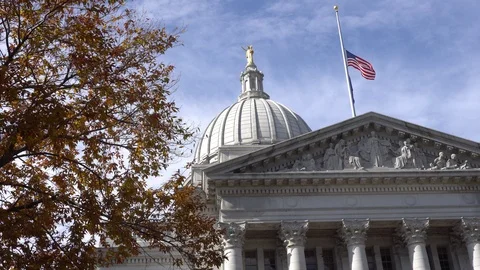 Wisconsin Capitol Building in Fall Vídeo Stock 118320040