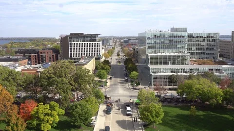 Wisconsin Capitol Building Time Lapse of East Washington Traffic Vídeo Stock 118317771