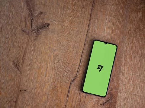 Wise app launch screen on smartphone on wooden background Foto stock