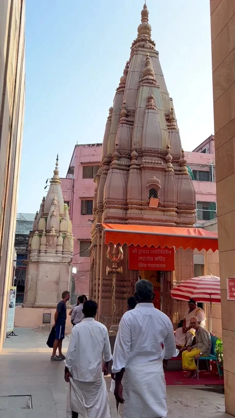 A wise pandit guides two foreigners at a holy temple in Varanasi Stock Footage 284464829