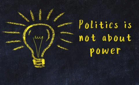 Wise quotation and a chalk drawing of a bulb on black chalkboard Фото