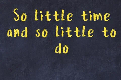 Wise quotation and a chalk drawing of a bulb on black chalkboard 库存照片