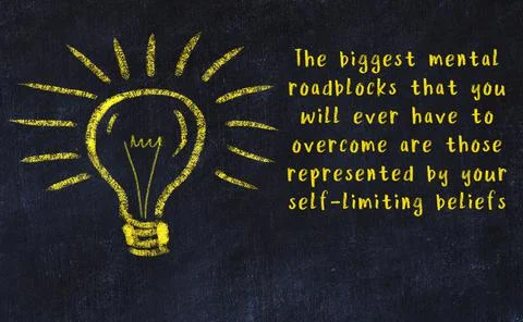Wise quotation and a chalk drawing of a bulb on black chalkboard 库存照片