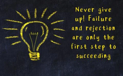 Wise quotation and a chalk drawing of a bulb on black chalkboard 库存照片