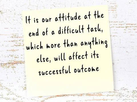 Wise quotation handwritten on yellow sticky note hanging on wooden wall Illustrazione stock