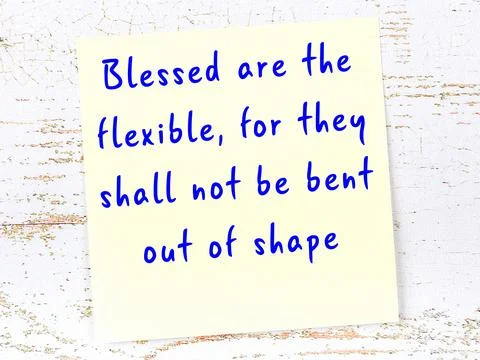 Wise quotation handwritten on yellow sticky note hanging on wooden wall Illustrazione stock