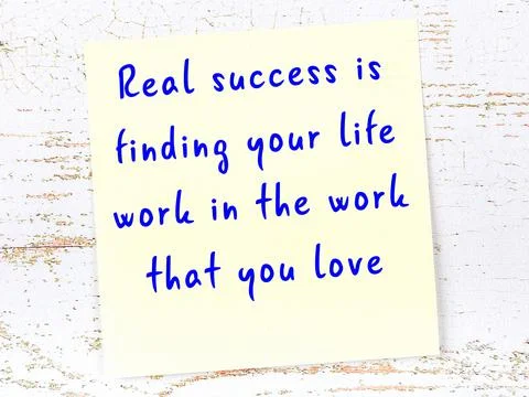 Wise quotation handwritten on yellow sticky note hanging on wooden wall Illustrazione stock