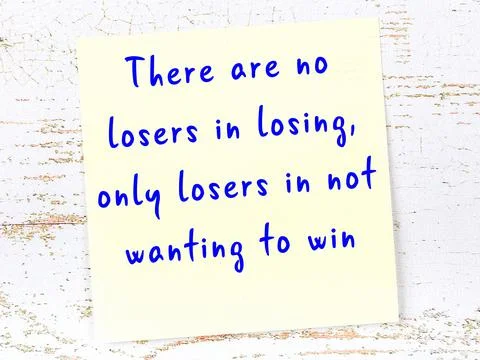 Wise quotation handwritten on yellow sticky note hanging on wooden wall Illustrazione stock