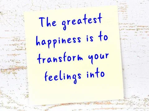 Wise quotation handwritten on yellow sticky note hanging on wooden wall Illustrazione stock