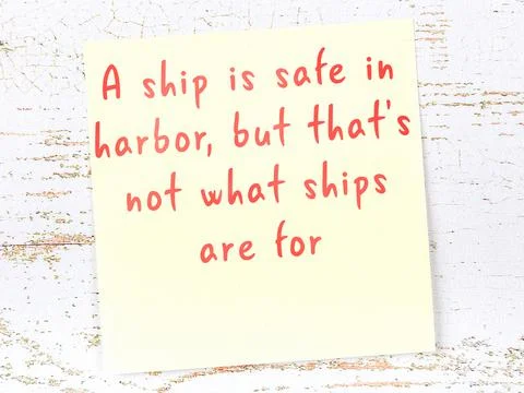 Wise quotation handwritten on yellow sticky note hanging on wooden wall Illustrazione stock