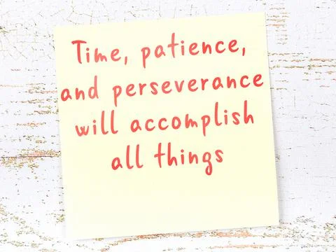 Wise quotation handwritten on yellow sticky note hanging on wooden wall Illustrazione stock