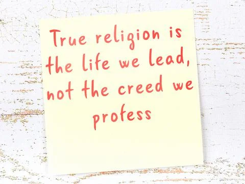 Wise quotation handwritten on yellow sticky note hanging on wooden wall Illustrazione stock