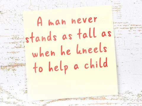 Wise quotation handwritten on yellow sticky note hanging on wooden wall Stock Illustration