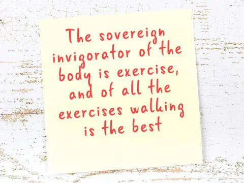 Wise quotation handwritten on yellow sticky note hanging on wooden wall Illustrazione stock