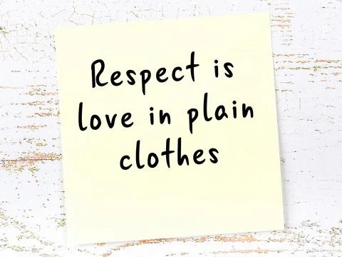 Wise quotation handwritten on yellow sticky note hanging on wooden wall Stock Photos