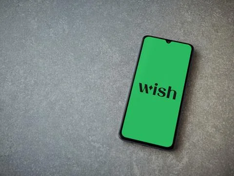Wish app launch screen on smartphone on ceramic stone background Foto stock