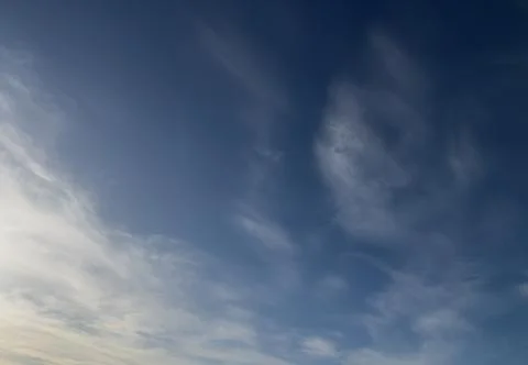 Wispy cirrus clouds in a blue sky Foto stock