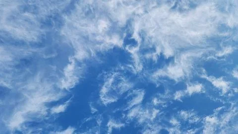 Wispy cirrus clouds create a stunning pattern in the blue sky Stock-Fotos