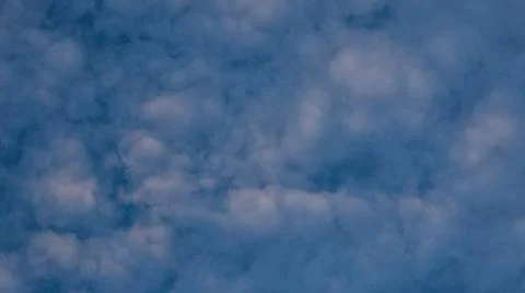 Wispy Clouds Against a Blue Sky Fotos de archivo