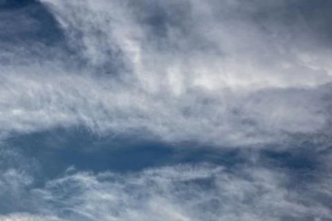 Wispy Clouds in a Blue Sky Stock-Fotos