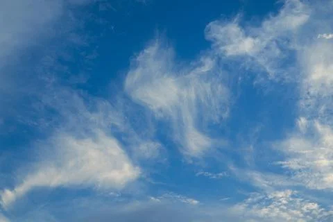 Wispy Clouds in a Blue Sky Fotos Stock