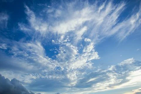 Wispy Clouds in a Blue Sky Stockfoto's