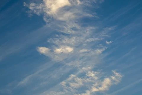 Wispy Clouds in Blue Sky Fotos de archivo