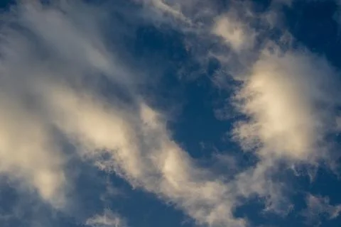 Wispy Clouds in a Blue Sky Fotos Stock