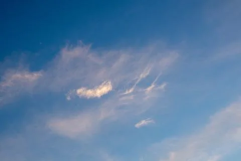 Wispy Clouds in Blue Sky Fotos de archivo