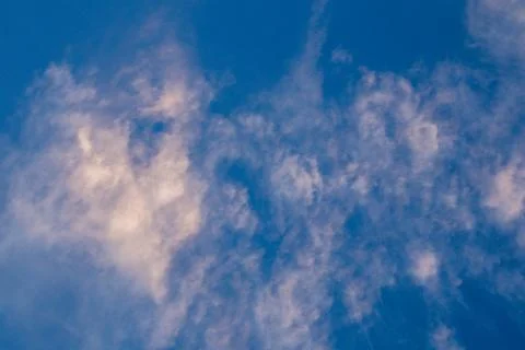 Wispy Clouds in a Blue Sky Fotos de archivo