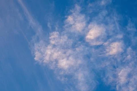 Wispy Clouds in a Blue Sky Fotos de archivo