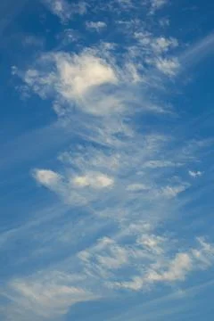 Wispy Clouds in a Bright Blue Sky Foto stock