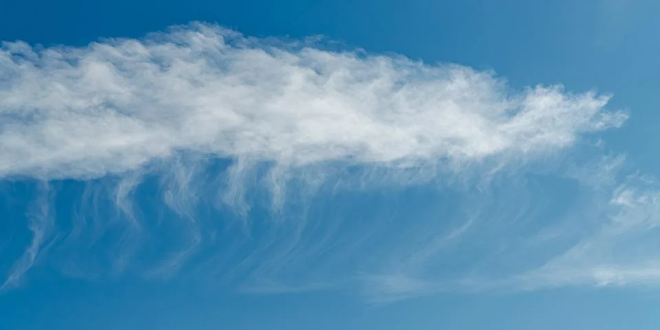 Wispy Clouds Cirrus Clouds with Wispy Streaks in Blue Sky 스톡 사진