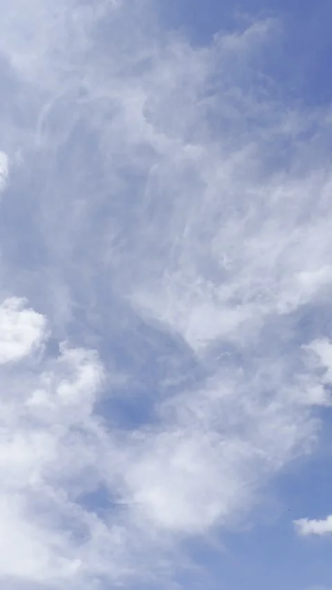 Wispy Clouds in Deep Blue Sky Видео 344883594