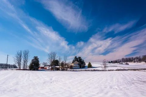 Wispy clouds over a snow covered farm in rural carroll county, maryland. Foto stock
