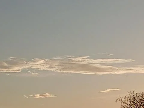Wispy Clouds Over a Soft Horizon at Dusk 스톡 사진