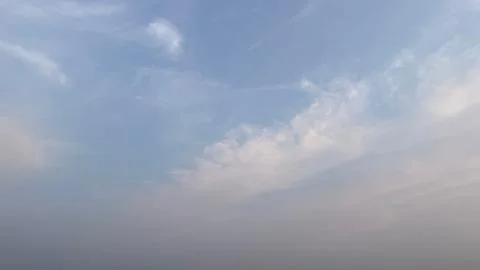 Wispy Clouds in a Pale Blue Sky with Hazy Lower Atmosphere, Natural Landscape Foto stock