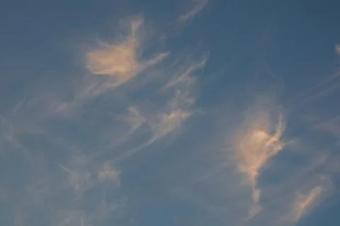 Wispy Clouds in a Sunset Sky 库存照片
