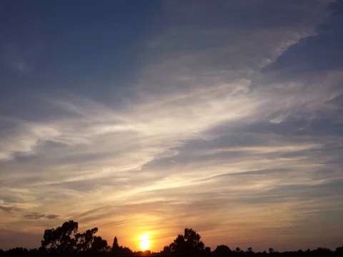 Wispy, Colorful Sunset Time lapse (2160p 24fps) Video stock 70600472
