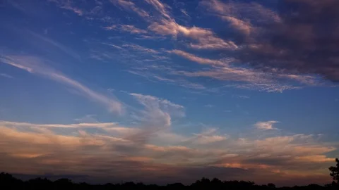 Wispy Dusk Clouds Time Lapse (2160p 29.97) Video stock 97300203