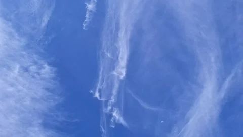 Wispy White Cirrus Clouds on Deep Blue Sky Vídeo Stock 334321408