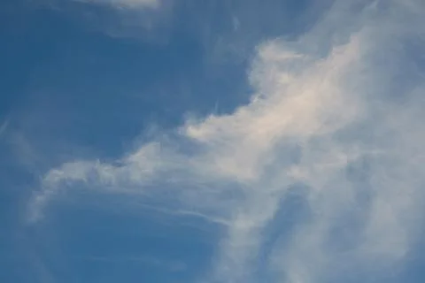 Wispy White Clouds in a Blue Sky Stock-Fotos