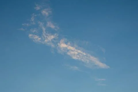 Wispy White Clouds in Clear Blue Sky Fotos de archivo
