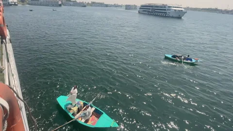 WIT RECURSIVE SALESMEN ON BOAT SELLING PRODUCTS TO PEOPLE ON A CRUISE SHIP Video stock 254664080