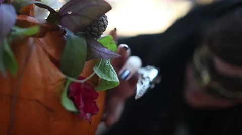 Witch carving a pumpkin Vídeos de archivo 44577315