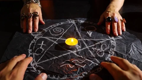 The witch is a fortune teller with candles close-up. A magical ritual Vídeo Stock 78285753