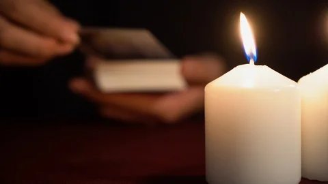 A witch is fortune teller shows tarot card of 2 Arcana: The High Priestess. Stock Footage 117805407