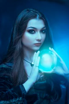 The witch with magic ball in her hands causes a spirits Foto stock