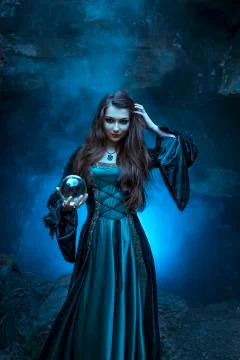 The witch with magic ball in her hands causes a spirits Foto stock